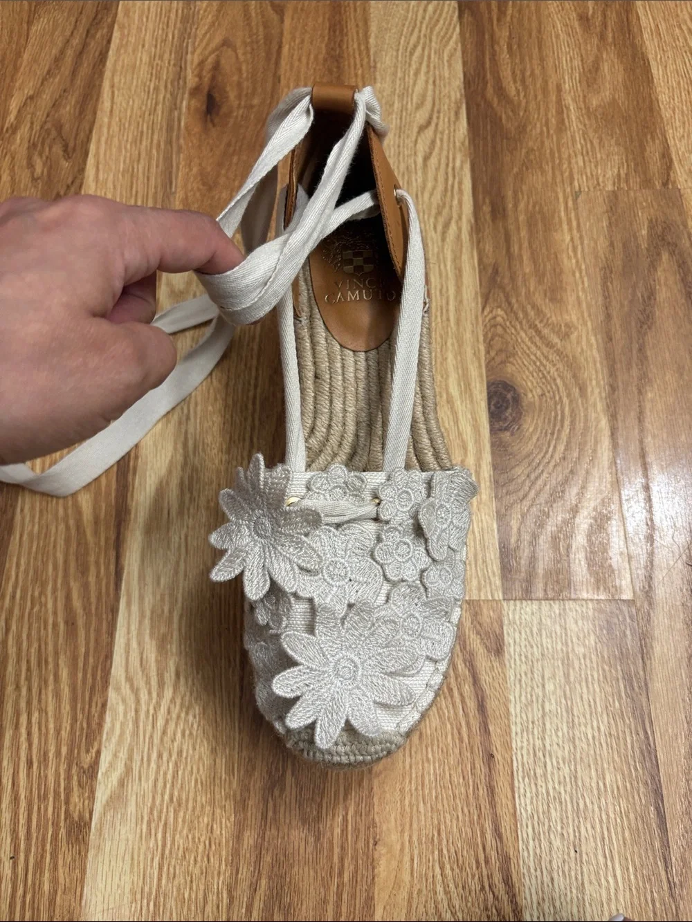 Vince Camuto Tilmai platform espadrille wedges with white floral size 9M